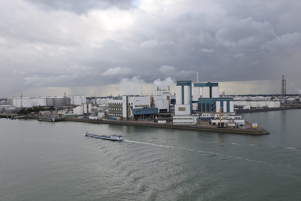 europoort maasvlakte rotterdam botlek haven scheepvaart industrie fabrieken marine transport overslag terminal portlantis ferry centrale